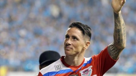 Un Iniesta imperial amarga al "Niño" Torres su despedida del fútbol