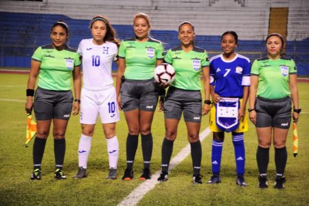 Las capitanas Maylin Menjívar, Honduras y Shardaly Winklaar, Bonaire, posan para el lente de HSI. Foto HSI/Karla López