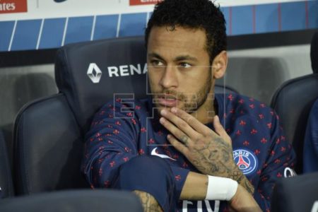 Neymar en el banquillo del París Saint-Germain. EFEEPA