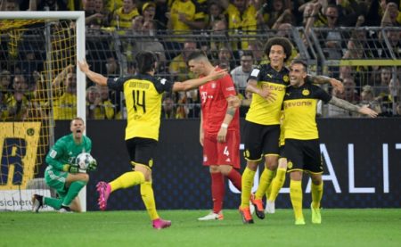 Paco Alcacer (C) celebra el primer gol del Borussia Dortmund sobre Bayern Múnich durante la final de la Supercopa