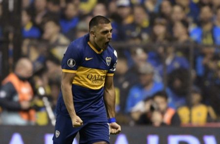 Ramón Ábila celebra un gol para Boca Juniors ante el Athletico Paranaense