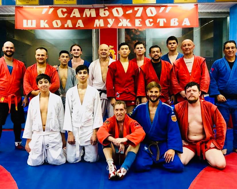 Jovany Varela junto a algunos atletas de sambo en Rusia. 
