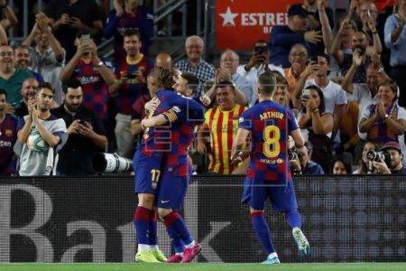 Arthur celebra con Antoine Griezmann (i) un gol junto a Lionel Messi (c). Foto EFE