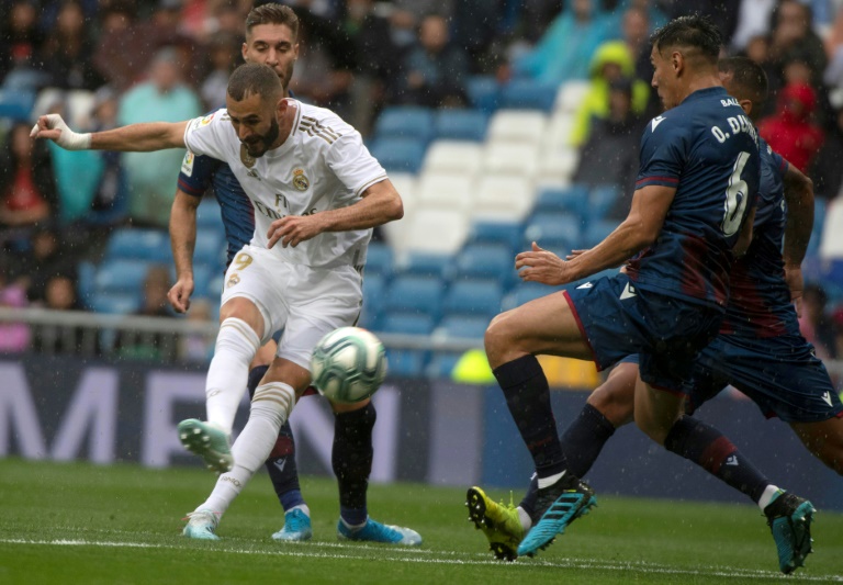 Benzema pone goles para un Real Madrid que se lleva un susto