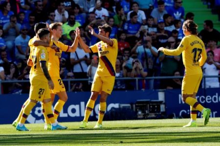 Los jugadores del FC Barcelona celebra el primer gol, obra del delantero uruguayo Luis Suárez