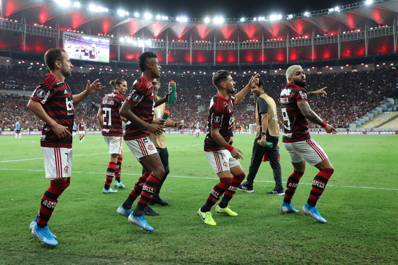 A ritmo carioca, Flamengo golea a Gremio y es rival de River