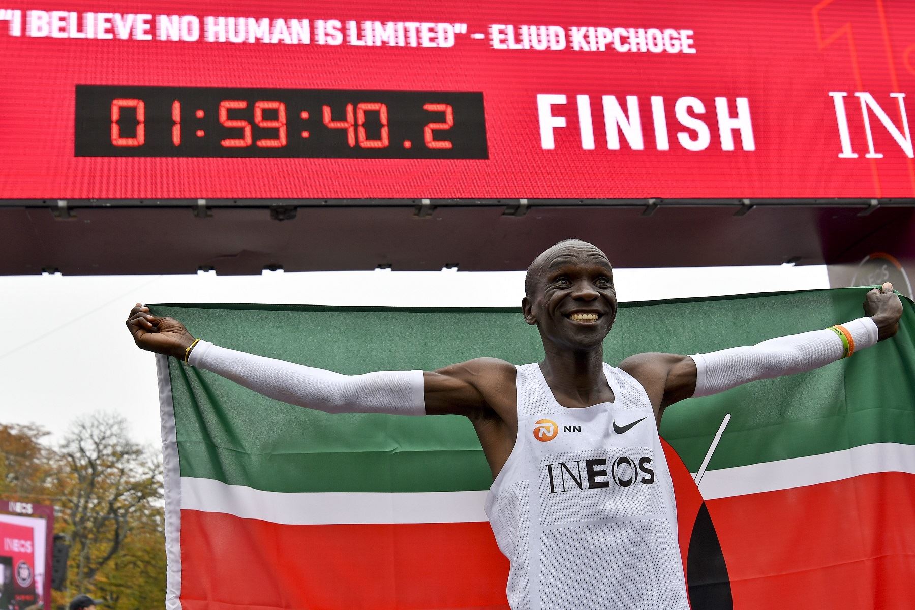 Récord: Eliud Kipchoge primer persona en bajar de dos horas un maratón