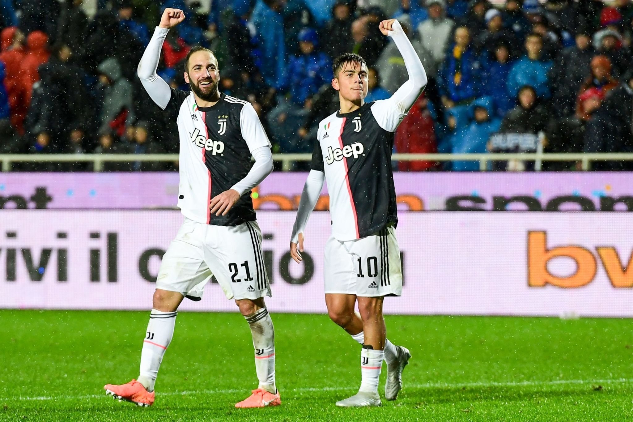 Higuaín y Dybala rescatan al Juventus contra el Atalanta
