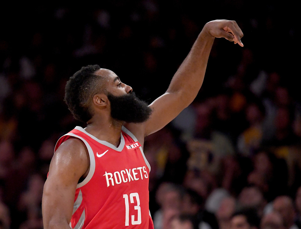 Irving de Nets y Harden de Rockets, se desbordan en la NBA