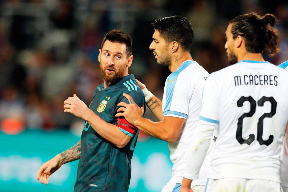 Lionel Messi y Luis Suárez empatan el Clásico del Río de la Plata