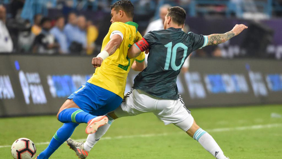 Thiago Silva: "Messi busca controlar el juego e influir en los árbitros"