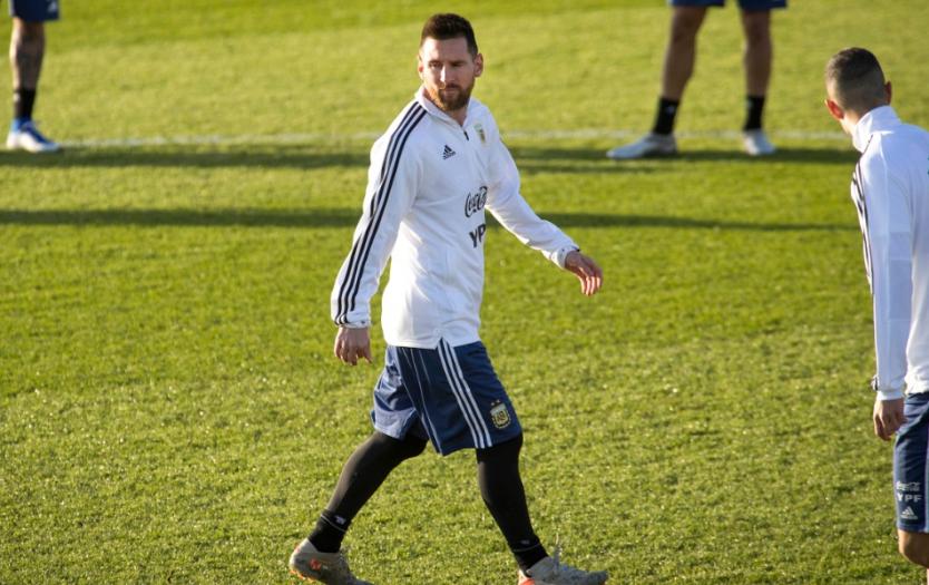 Lionel Messi acapara las miradas en segundo entrenamiento de Argentina