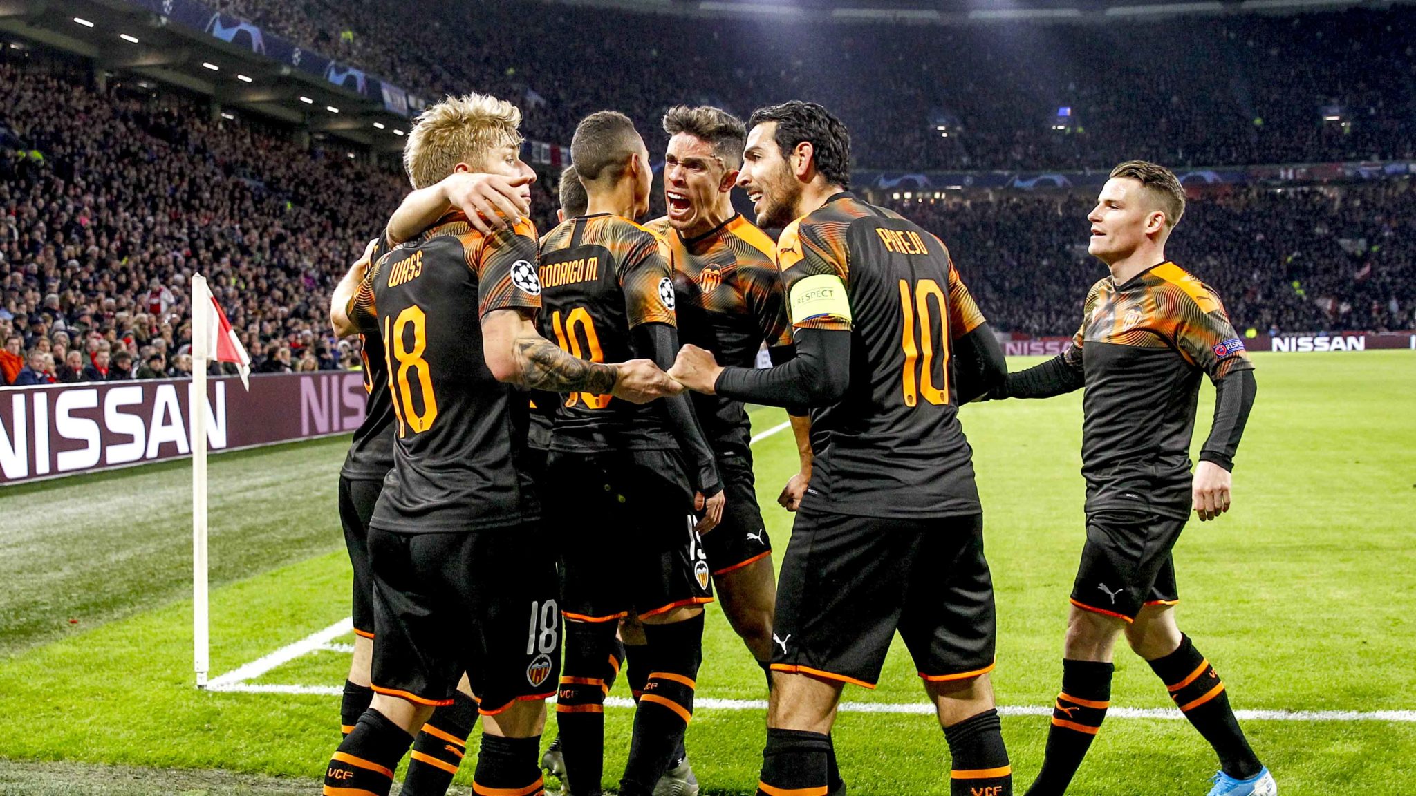 El Valencia, con gol de Rodrigo, noquea al Ajax en Holanda