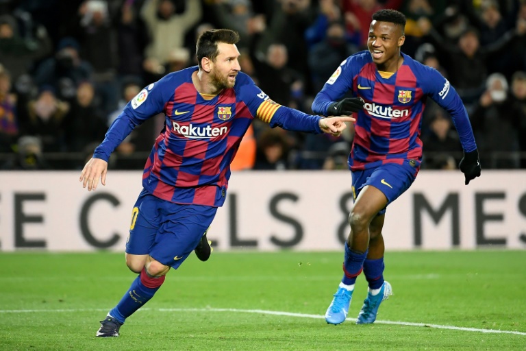 Con polémica expulsión al rival, el FC Barcelona recupera liderato