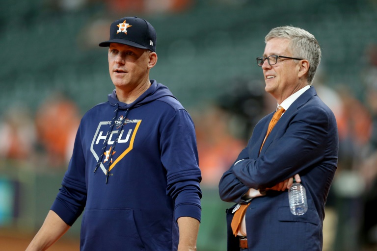 MLB suspende al mánager y gerente, Astros los despide por trampas