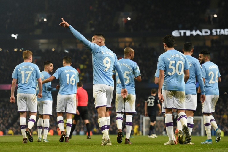 Manchester City sigue a la caza del Leicester