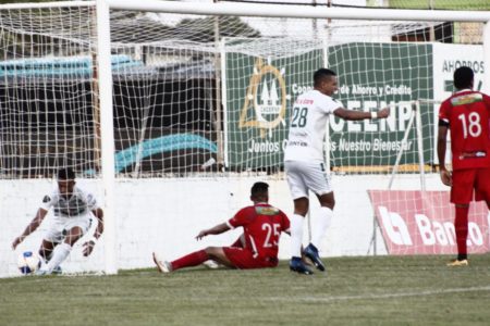 Platense celebra el gol del empate de Diego Reyes.