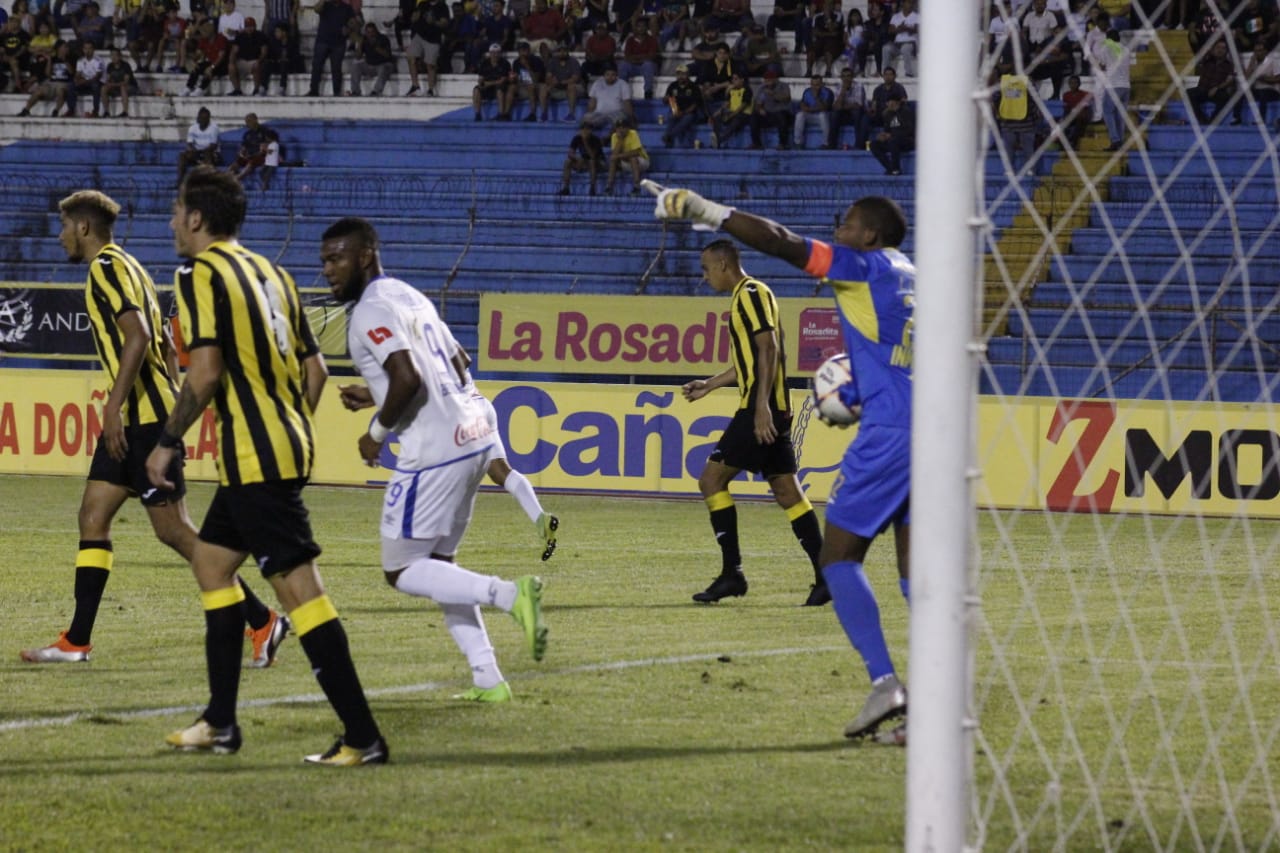 Real España y Olimpia no se hacen daño en ida de final de Copa Premier