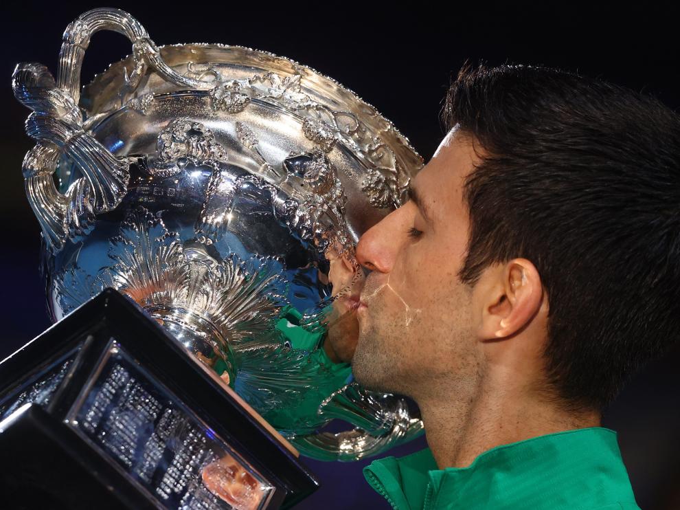Djokovic gana por octava en Australia y recupera el número 1