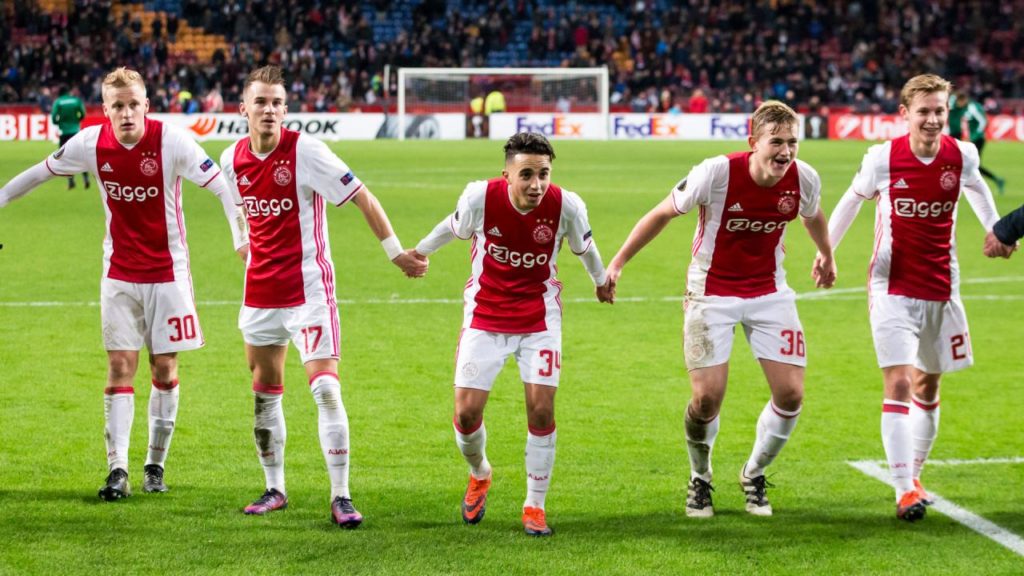 Abdelhak Nouri celebra con sus compañeros del Ajax