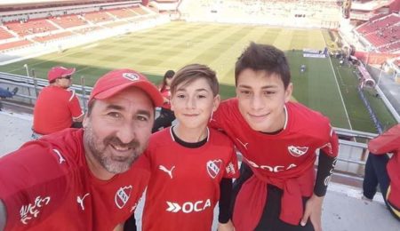 Es hincha del Independiente de Avellaneda junto con sus hijos Juan y Thiago. Foto M.V