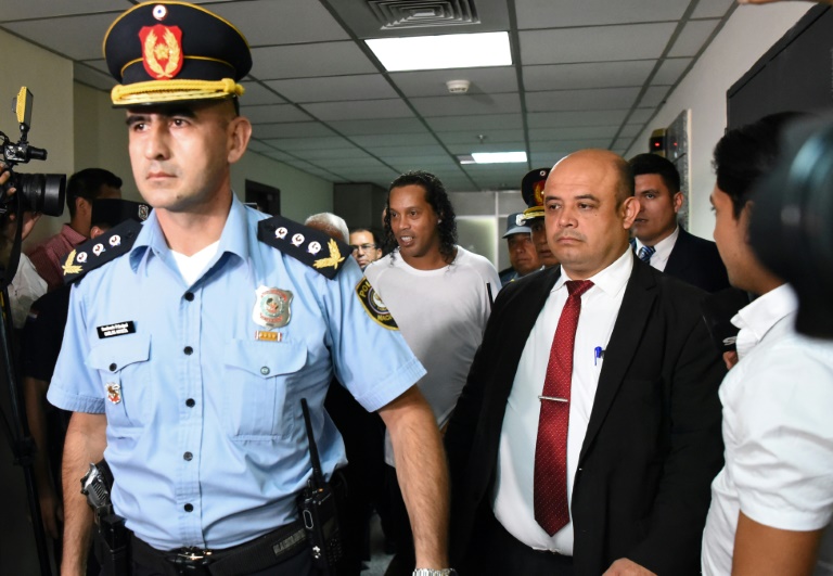 Ronaldinho pasó la noche en un cuartel de Policía de Asunción
