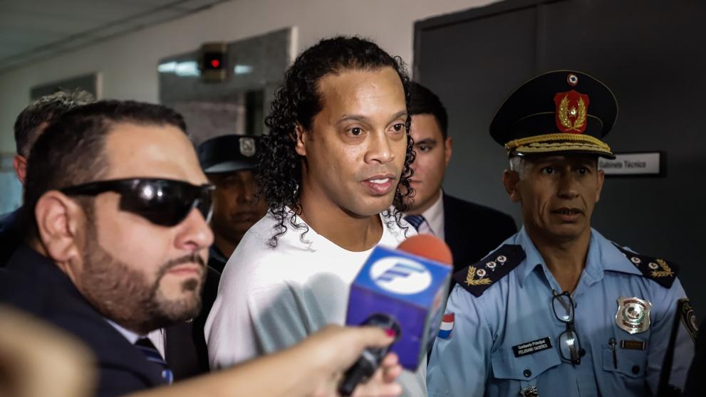 Ronaldinho queda libre tras pago de una fianza millonaria