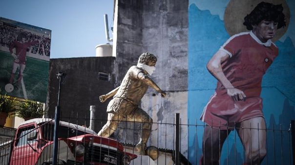 Estatua de Maradona ya tiene su mascarilla contra el coronavirus