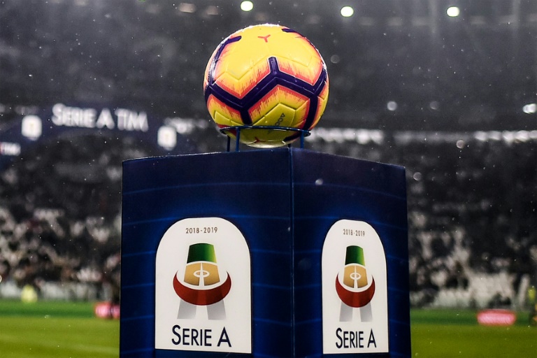 Foto de archivo tomada el 2 de febrero de 2019, muestra el balón y el logotipo oficial de la Serie A. Foto AFP