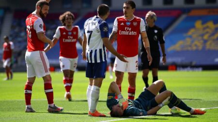 El portero Leno, arquero del Arsenal, salió lesionado del juego. Foto AFP