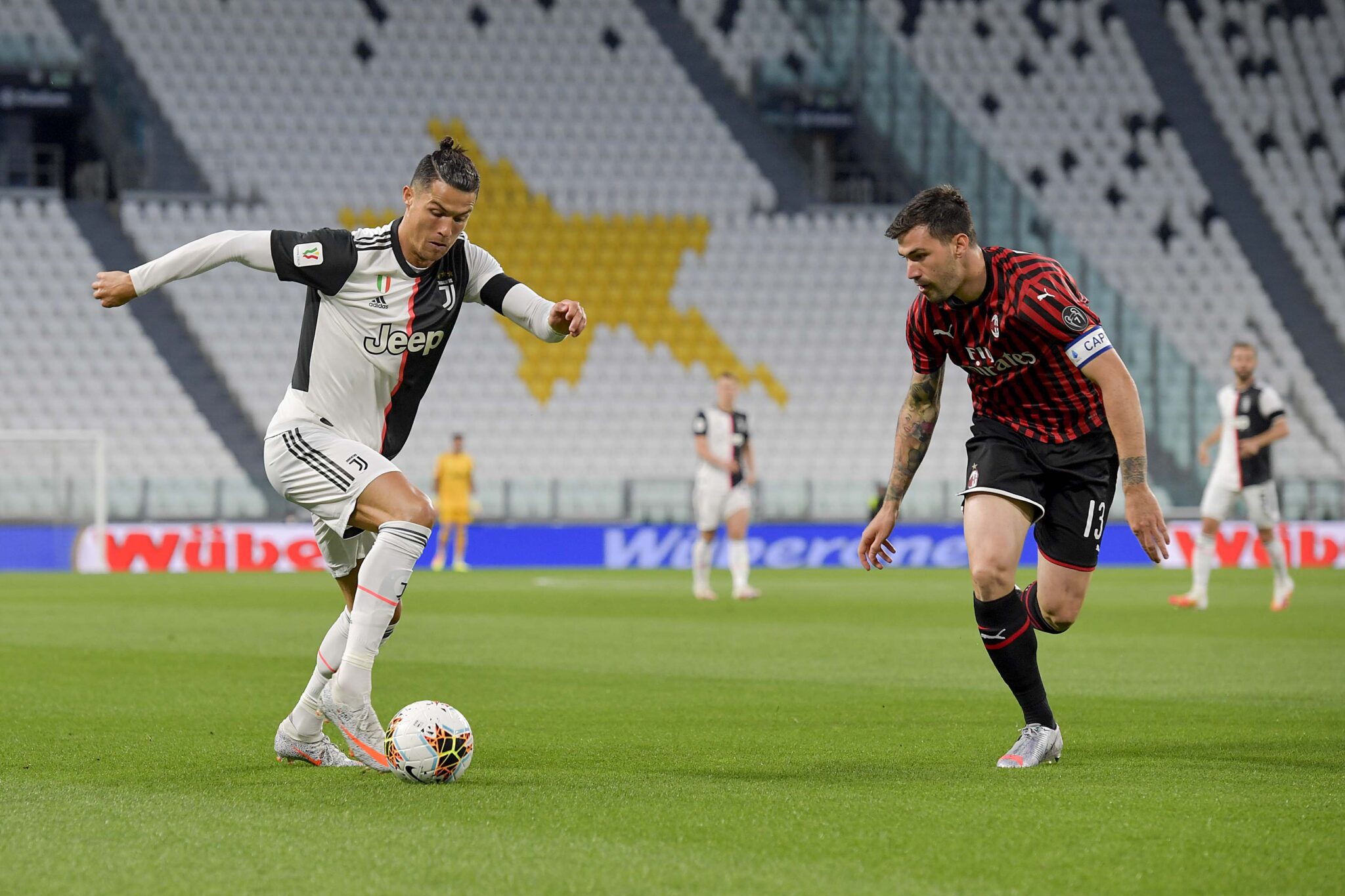 Cristiano intenta superar a Romagnoli. Foto Juventus