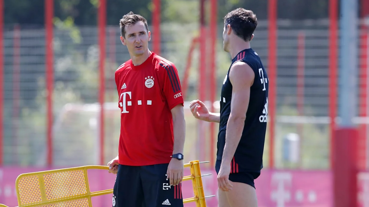 Miro Klose se estrena como asistente técnico de Hansi Flick