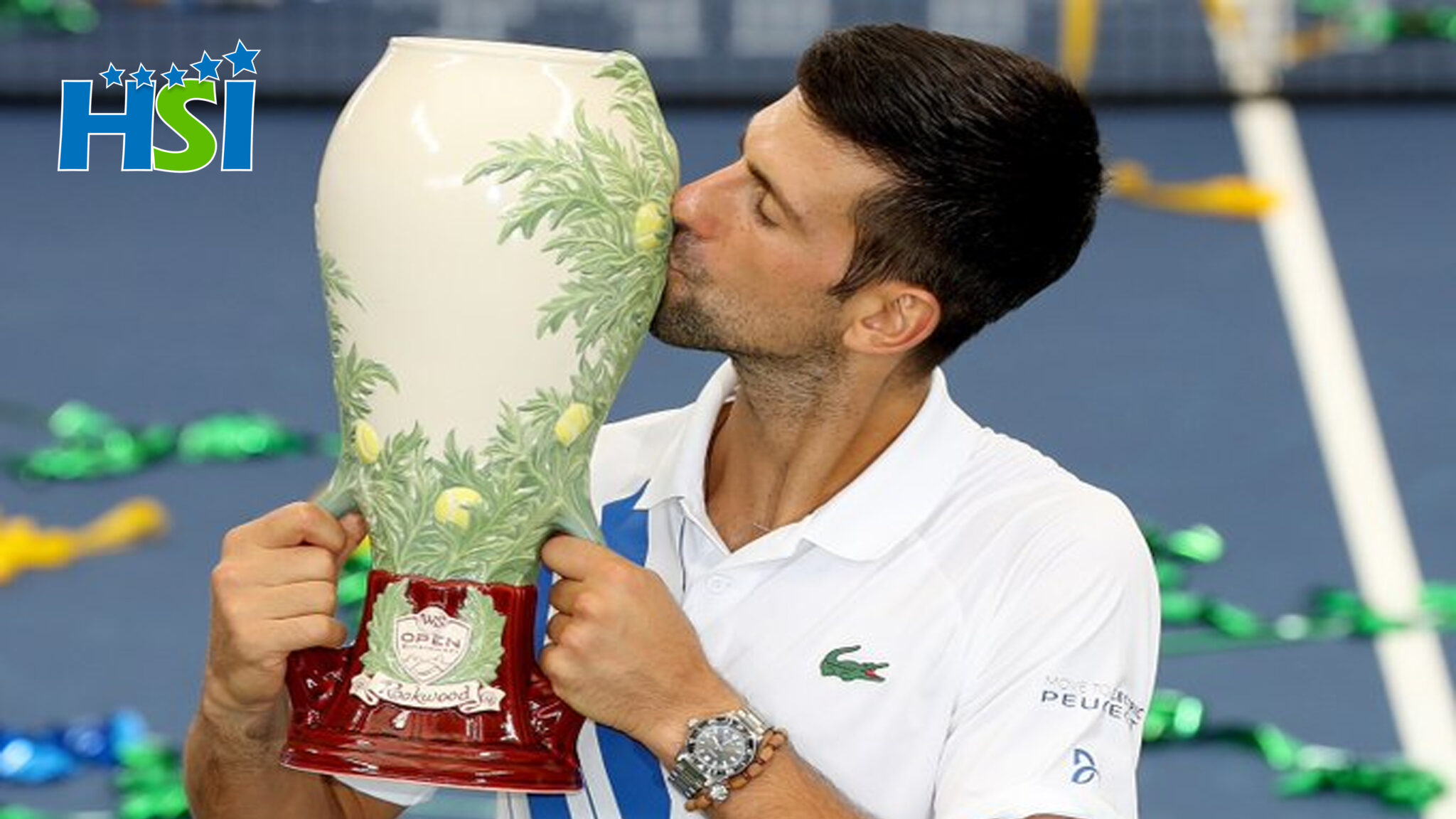 Novak Djokovic con el título. Foto AFP