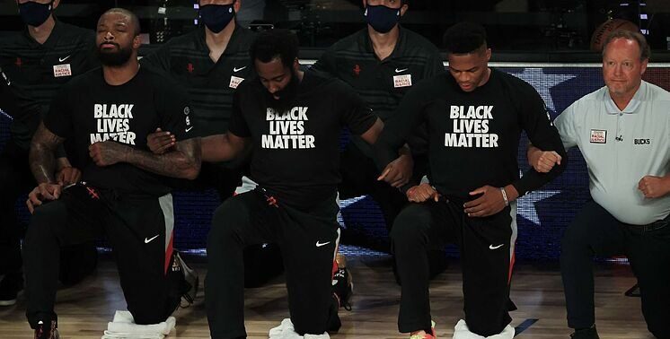 Jugadores de los Rockets arrodillados en forma de protesta. Foto El Mundo.