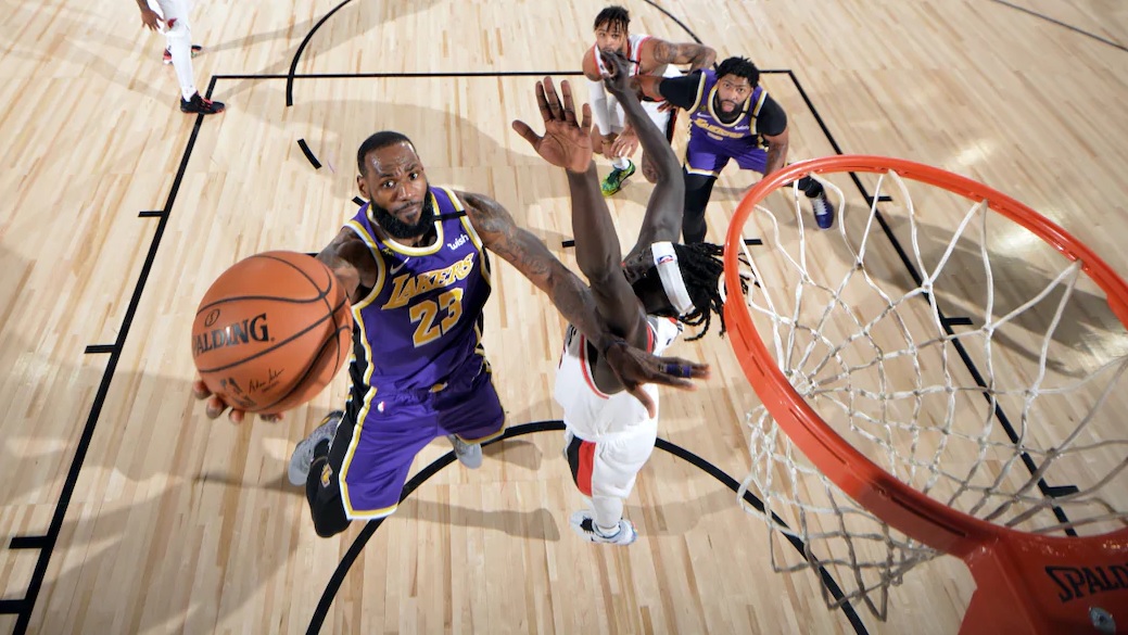 Lakers se impone y lidera la Serie sobre los Blazers.