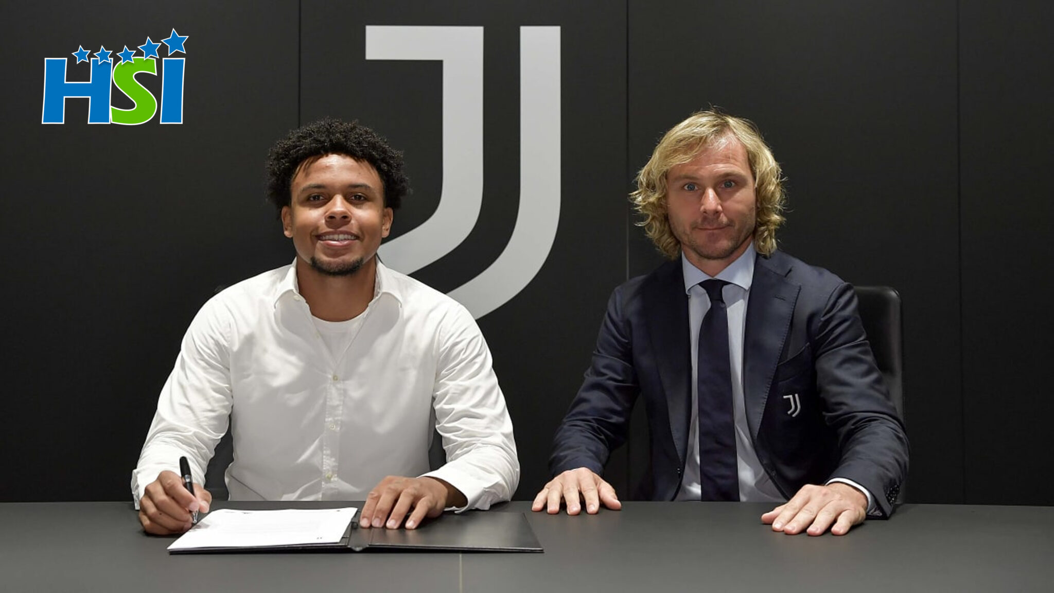 Weston Mckennie firma juntó a Pavel Nedved su contrato con la Juventus. Foto Juventus