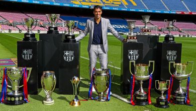 Luis Suárez posa con todos los trofeos que ganó. Foto Barcelona