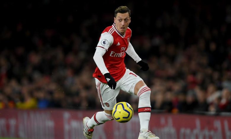 Mesut Özil revienta contra el trato del Arsenal y lo acusa de desleal