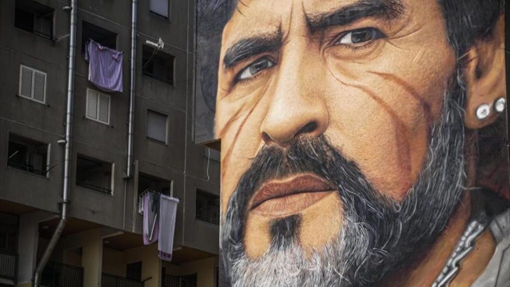 Nápoles declara su luto por Maradona y quiere poner su nombre al estadio