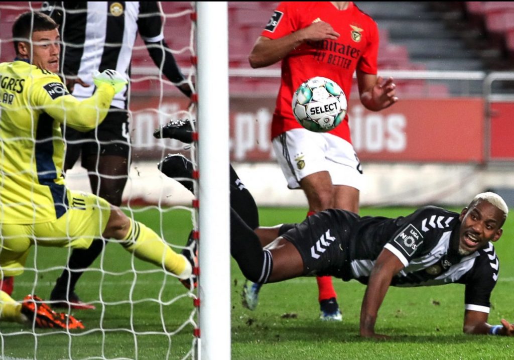 Nacional rescata empate ante Benfica con tanto de Bryan Róchez