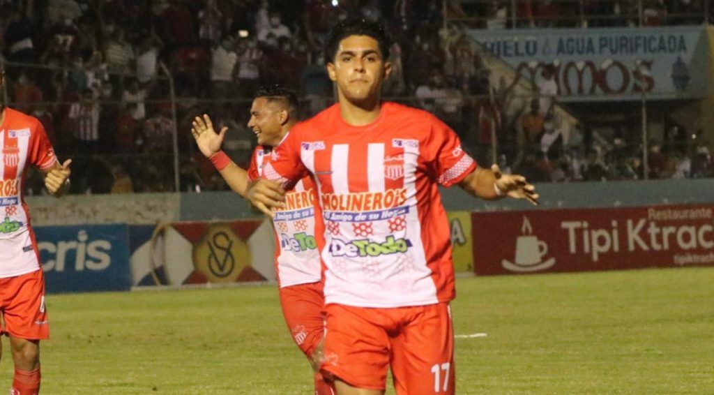 Vídeo: ¡En el ángulo! Luis Palma adelanta al Vida ante Motagua con un exquisito gol