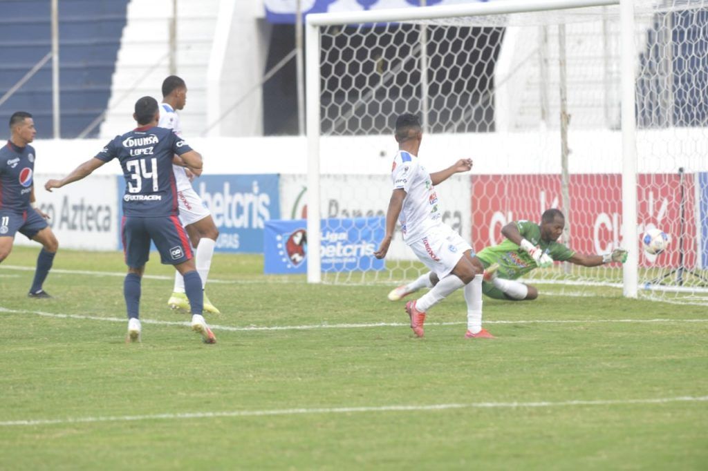 Motagua golea en casa al Victoria y sigue al acecho del liderato