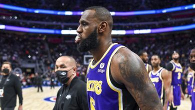 Expulsión de LeBron James y remontada en triunfo de Lakers