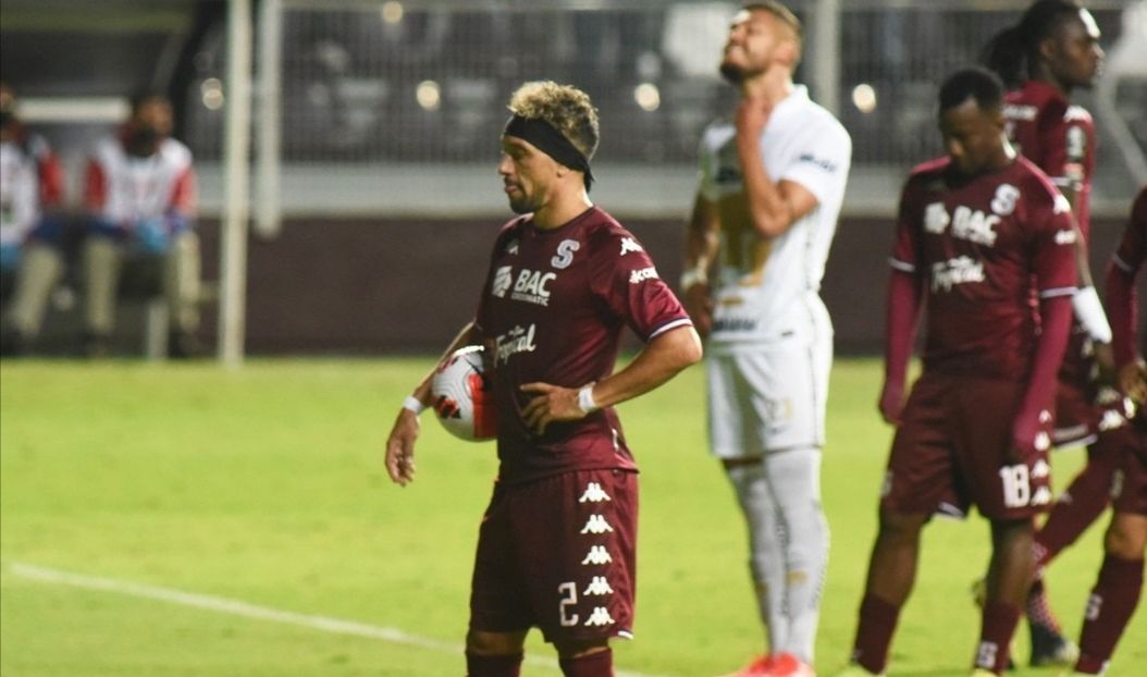 Darixon Vuelto titular en empate del Saprissa contra Pumas