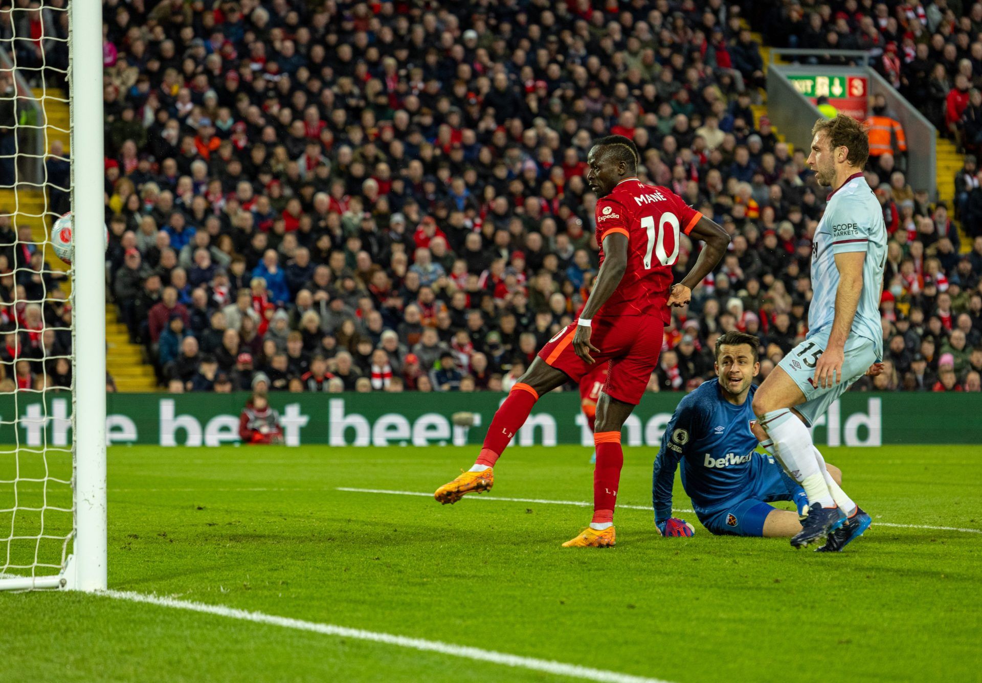 Vídeo: Liverpool presiona al City con victoria sobre el West Ham