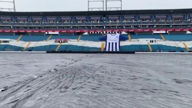 Césped del Estadio Olímpico Estadio Olímpico Metropolitano cubierto con lona ante lluvioso día en SPS cubierto con lona ante lluvioso día en SPS