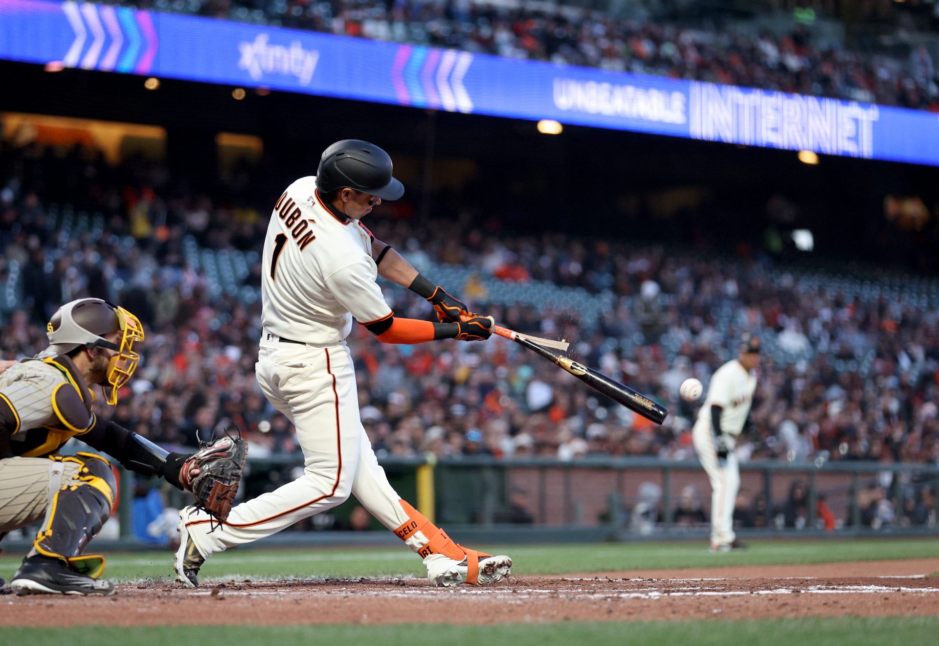 Tras ganar las Grandes Ligas! Mauricio Dubón firma nuevo contrato con los  Astros de Houston para