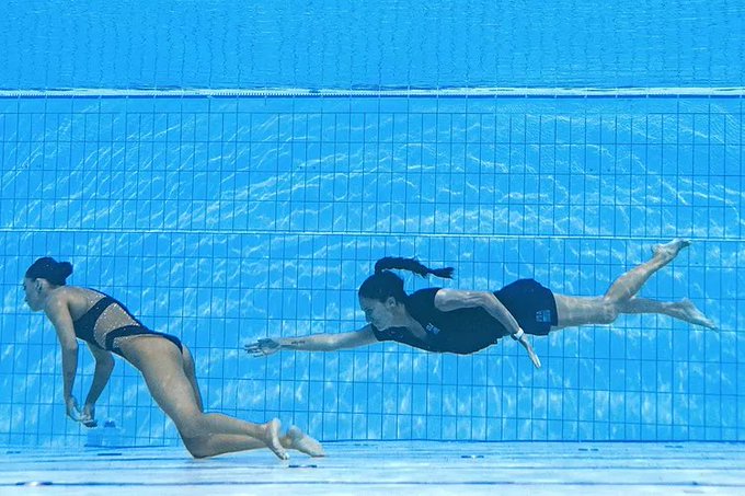¡Alarma en el Mundial! Nadadora se desmaya en plena competencia