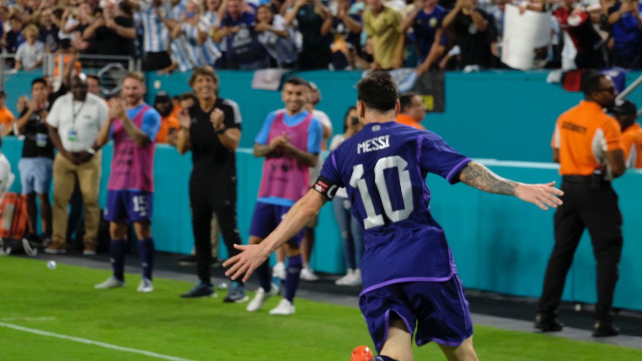 Argentina gana y se acerca al récord de Italia