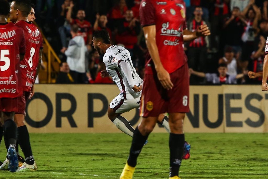 Alajuelense sella pase a final de Liga Concacaf con empate ante Real España